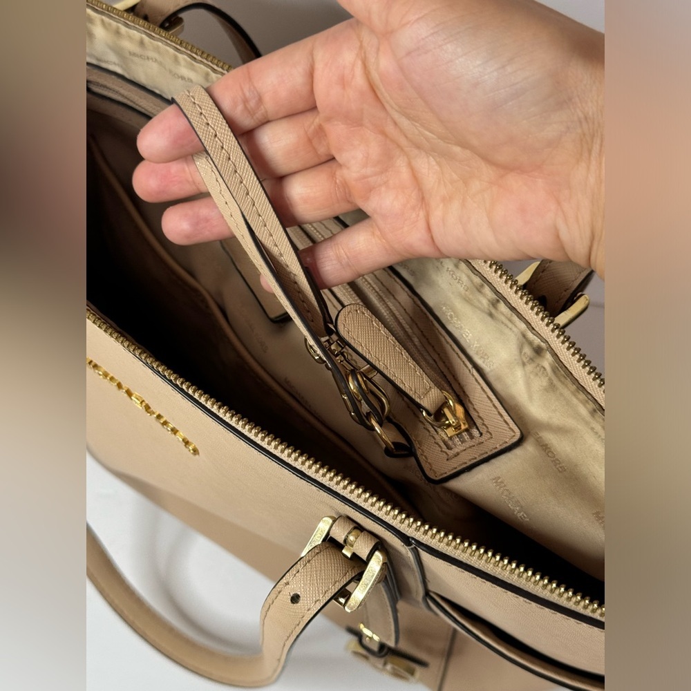 Michael Kors Jet Set Travel Large Tote Oyster Beige Saffiano Leather Top Zip Bag - Picture 14 of 15